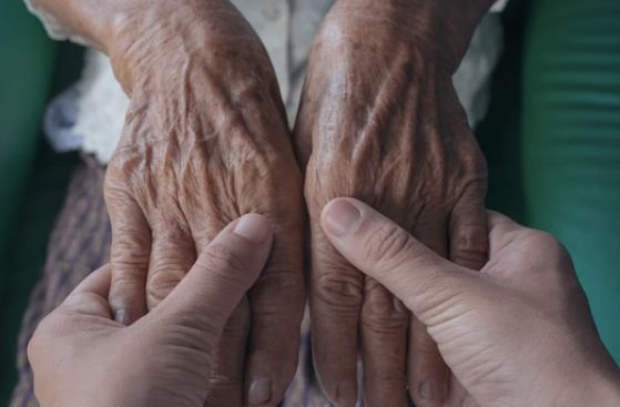 Tips merawat lansia, jangan lupa juga bahwa diri sendiri butuh support system sebelum jadi perawat orang lanjut usia.
