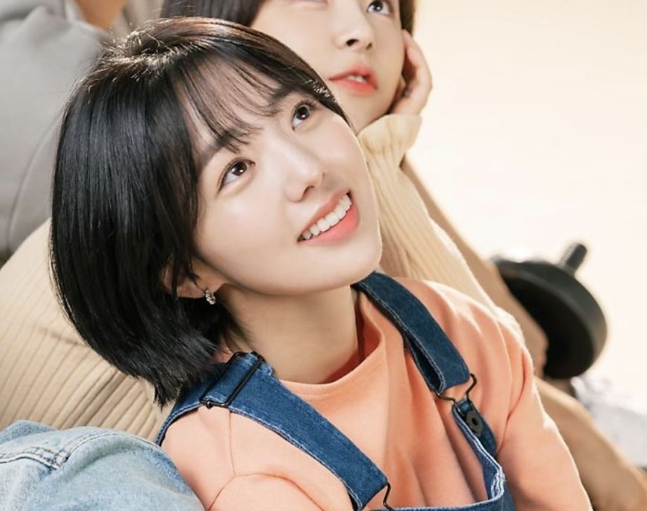 Viral di Twitter foto penggemar bertemu Chae Soo Bin saat liburan di Bali, diizinkan foto bareng dan akui sang idola ramah.