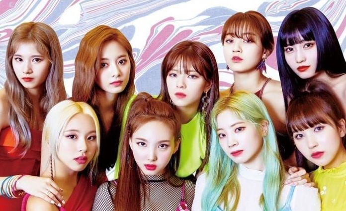 Trending di Twitter, sembilan member TWICE resmi perpanjang kontrak sebagai girlband dengan agensi JYP Entertainment.