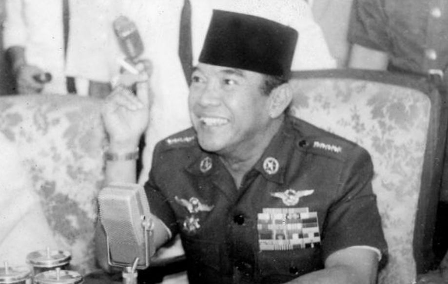 Semasa kecil Kusno (Soekarno kecil) diajarkan untuk menolong oleh Sarinah. Yuk ketahui manfaat menolong bagi kesehatan mental
