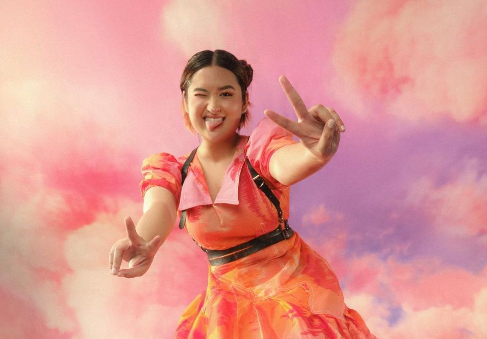 Menjadi pembuka di festival musik Heads in The Clouds Jakarta 2022, intip detail penampilan Stephanie Poetri yang kenakan dress floral. 