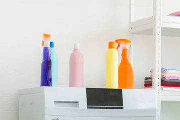 Meletakkan barang di atas mesin cuci