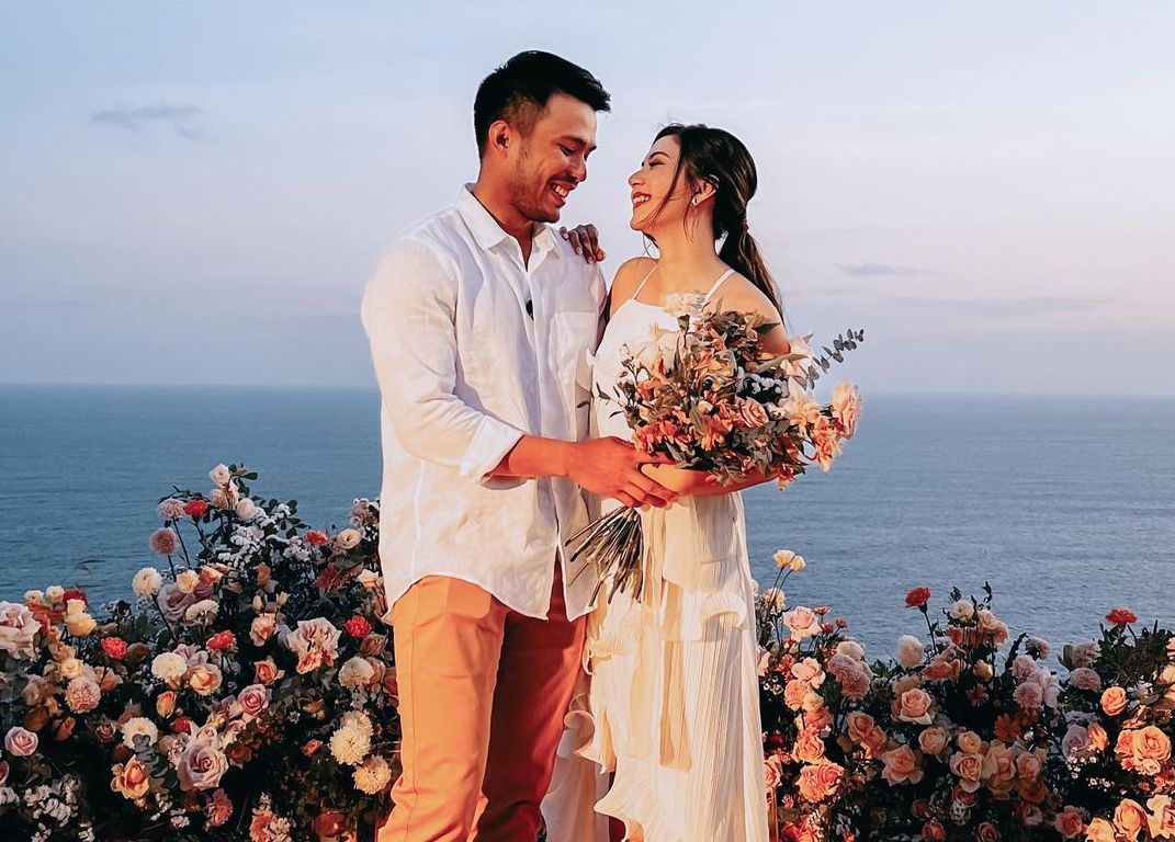 Romantis, Jessica Mila dilamar sang kekasih, Yakup Hasibuan, di pinggir pantai. Intip potretnya yang dibagikan Vidi Aldiano.