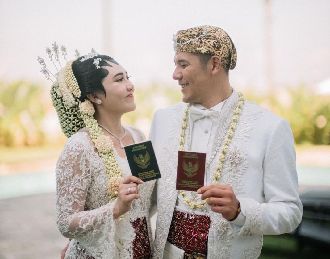 Intip momen romantis acara resepsi pernikahan Via Vallen dan Chevra Yolanda yang digelar pada Sabtu (16/7/2022).