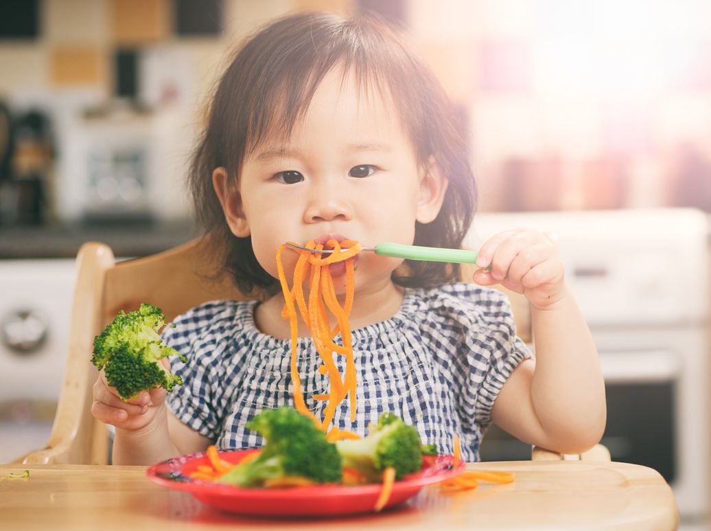 Bayi yang siap makan sendiri akan melalui masa transisi seperti berikut. Kawan Puan yang sudah jadi ibu wajib tahu!