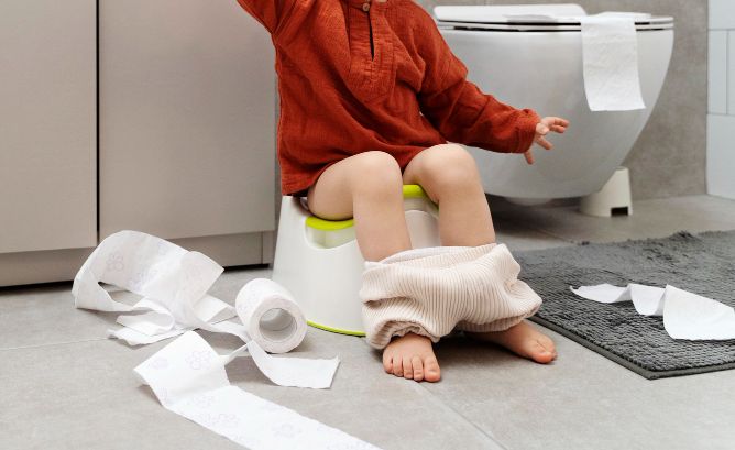 Anak laki-laki dan perempuan butuh perlakuan berbeda saat potty training. Begini tips mengajarkan anak potty training!