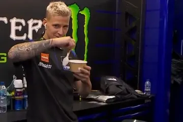 Fabio Quartararo mencoba menirukan aksi pawang hujan Roro.