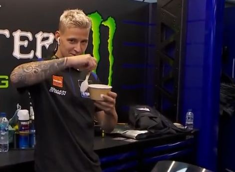 Pembalap MotoGP Fabio Quartararo mencoba menirukan aksi pawang hujan Rara di Sirkuit Mandalika pada Minggu (20/3/2022).