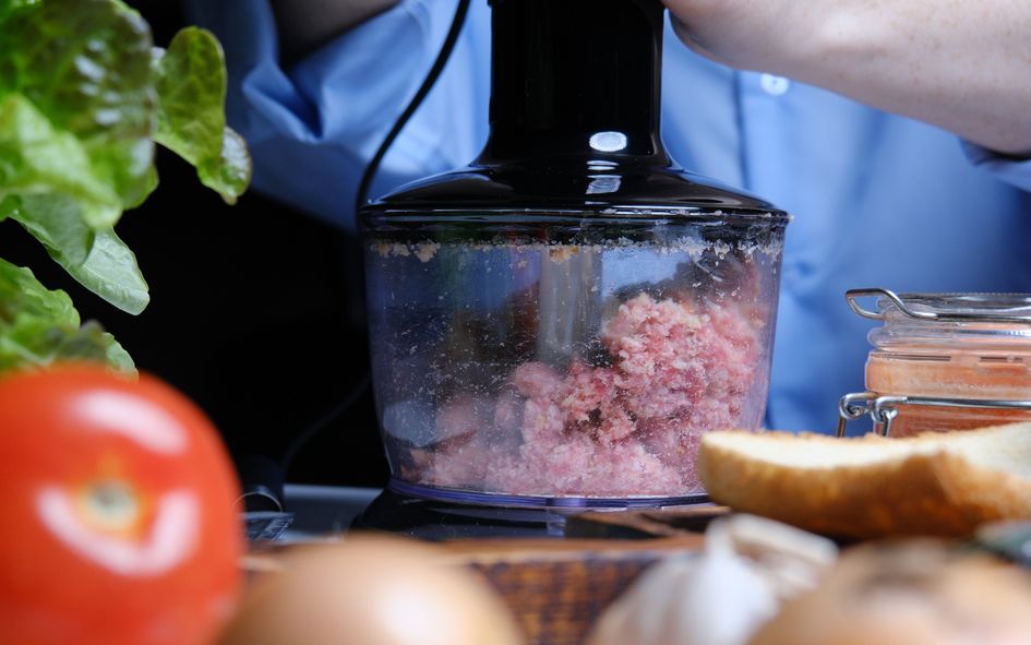 Berikut ini empat tips menggiling daging di rumah dengan mudah, tak perlu khawatir kehabisan lagi saat akan beli di pasar swalayan