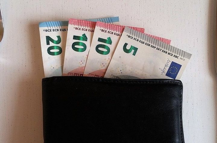 Tak perlu berjumlah besar, di situasi ini kamu bisa memberikan uang tip sembari mengucapkan terima kasih.