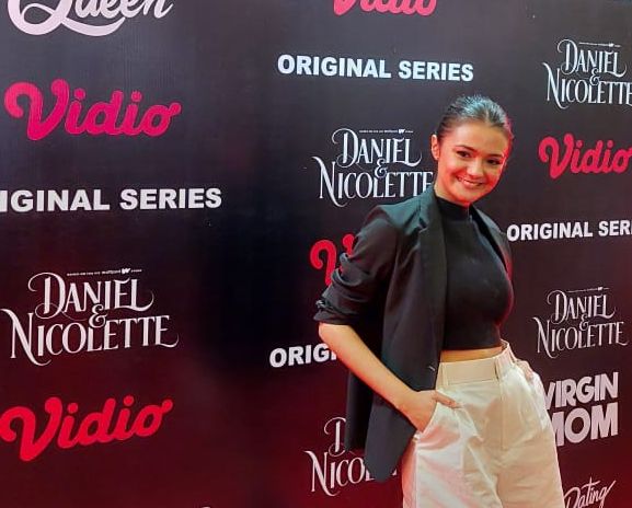 Aktris Amanda Rawles bermain dalam serial bertajuk Virgin Mom. Berperan menjadi atlet bulu tangkis, Amanda berlatih dengan tim Taufik Hidayat.
