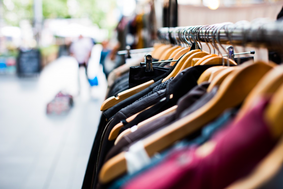 Fenomena thrifting kian popular, nggak hanya hemat anggaran, thrifting juga aksi untuk cinta lingkungan, Yuk simak cerita Parapuan berikut ini