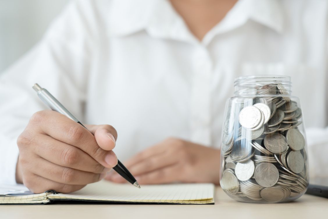 Tips hemat uang untuk membantumu menyesuaikan diri sehingga tidak terpengaruh situasi ekonomi apa pun.
