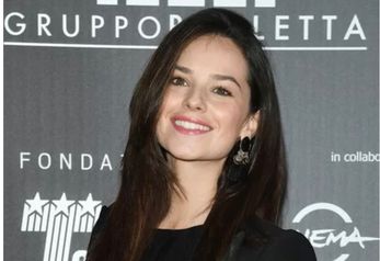 Kawan Puan, yuk cari tahu peran seorang tutor bahasa seperti profesi yang dijalani Katy Louise Saunders istri Song Joong Ki.
