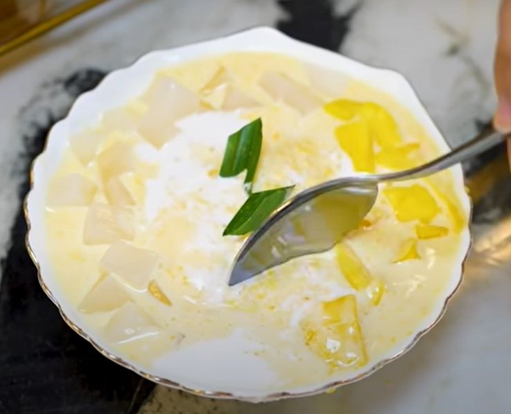 Mudah dibuat dan menyegarkan, yuk coba membuat mango bingsoo Korea ala Youtuber Tasyi Athasyia. Dijamin nagih!