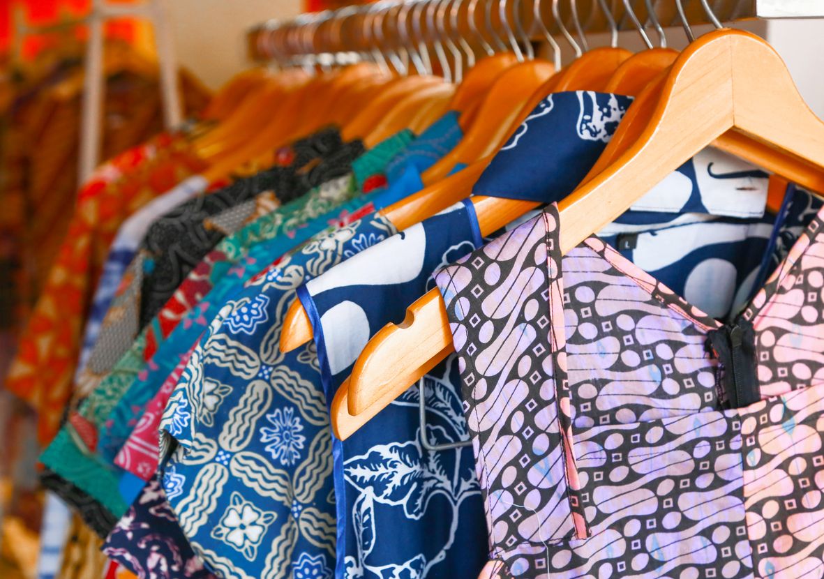 Berikut ini 3 tips mix and match batik agar tampilanmu tak terlihat kuno, salah satunya pilih motif yang simpel.