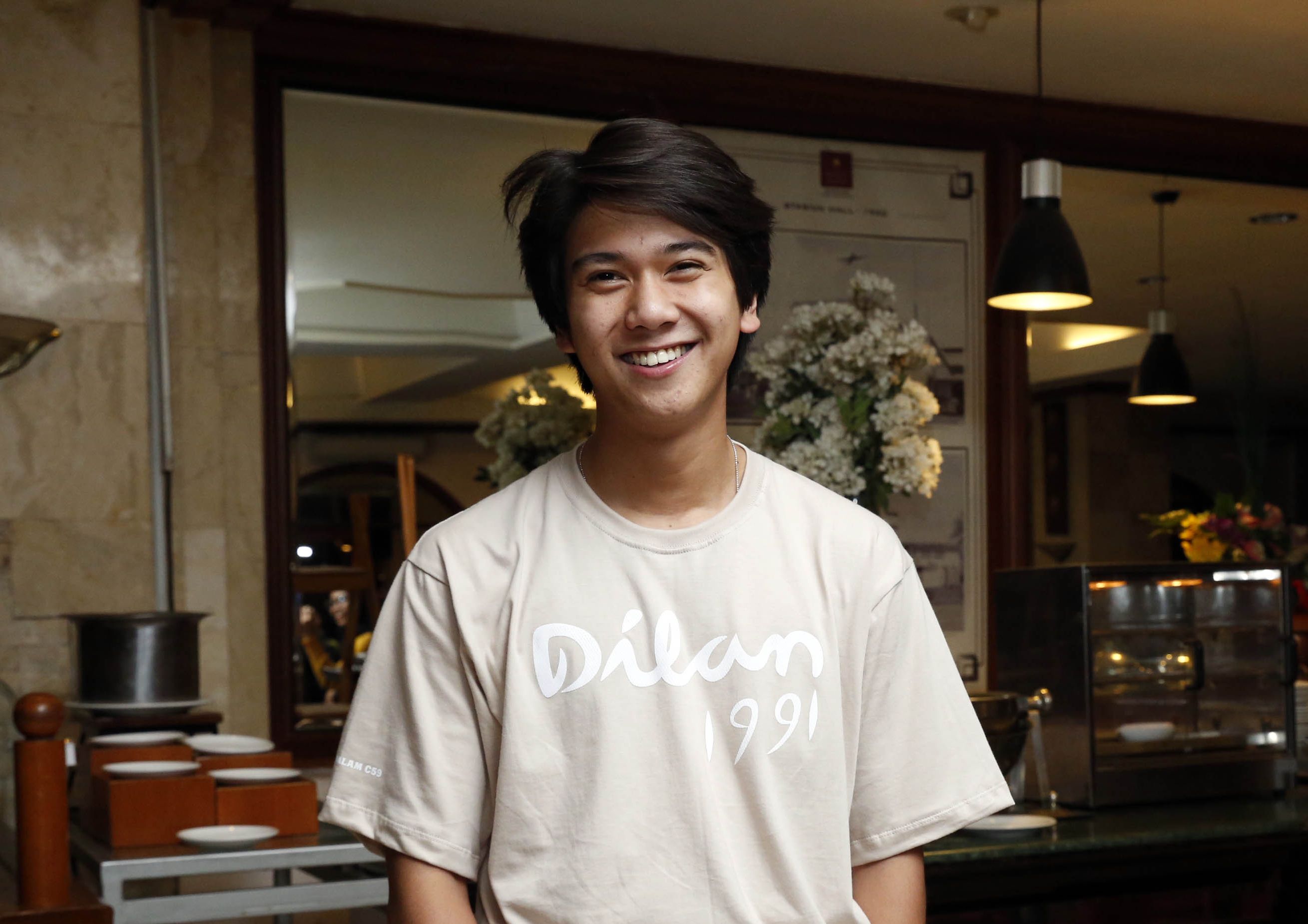 Iqbaal Ramadhan berperan sebagai Dilan sejak Dilan 1990 sampai Milea: Suara dari Dilan. Namun, ternyata Iqbaal punya 3 perbedaan dengan Dilan.