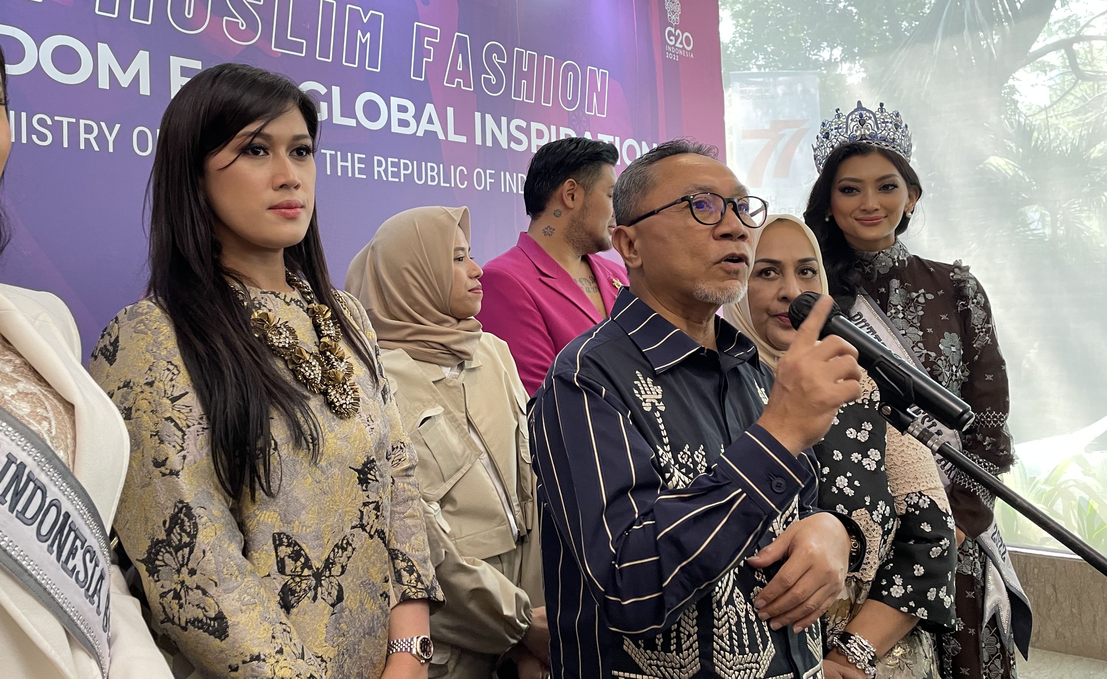 Menteri Perdagangan (Mendag) Zulkifli Hasan menyebutkan Indonesia harus bisa menjadi kibal fashion muslim dunia.