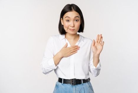 Sama-sama mengandung pujian tapi beda tujuan, ini perbedaan humblebragging dan backhanded compliment dalam ranah pekerjaan.