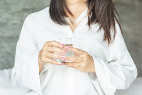 Kendati jarang dibahas, overhidrasi nyatanya bisa berbahaya bagi tubuh. Lantas apa tanda-tandanya orang alami overhidrasi?