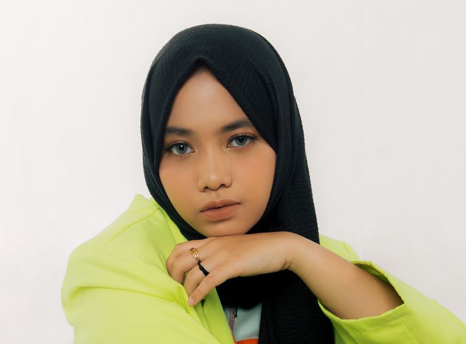 Penyanyi Hanin Dhiya merilis lagu terbaru bertajuk Bertahan Tanpa Arah. Hanin membeberkan makna lagu tersebut.