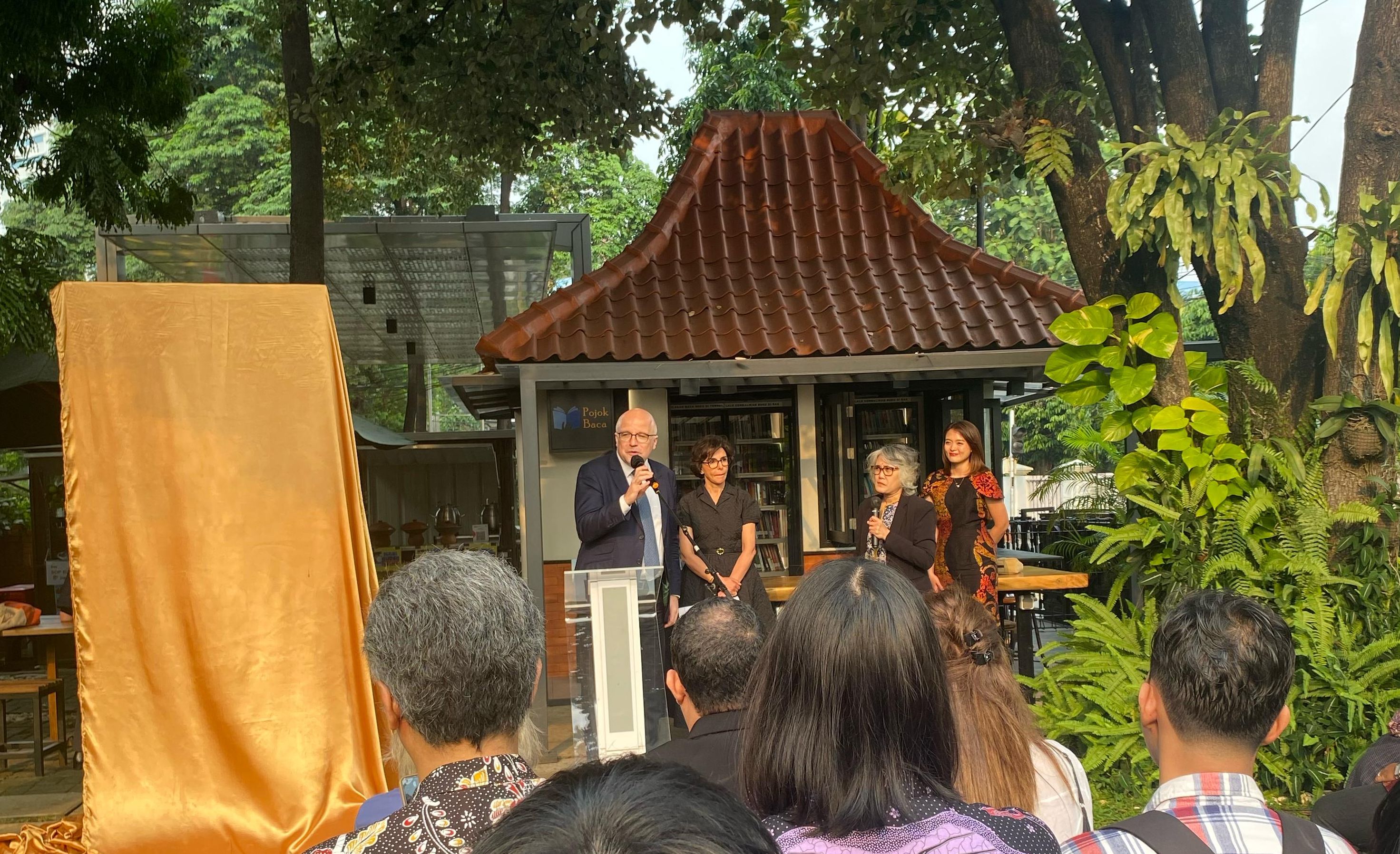 Berikut penjelasan terkait kunjungan Menteri Kebudayaan Prancis ke Indonesia yang luncurkan proyek sastra inovatif!