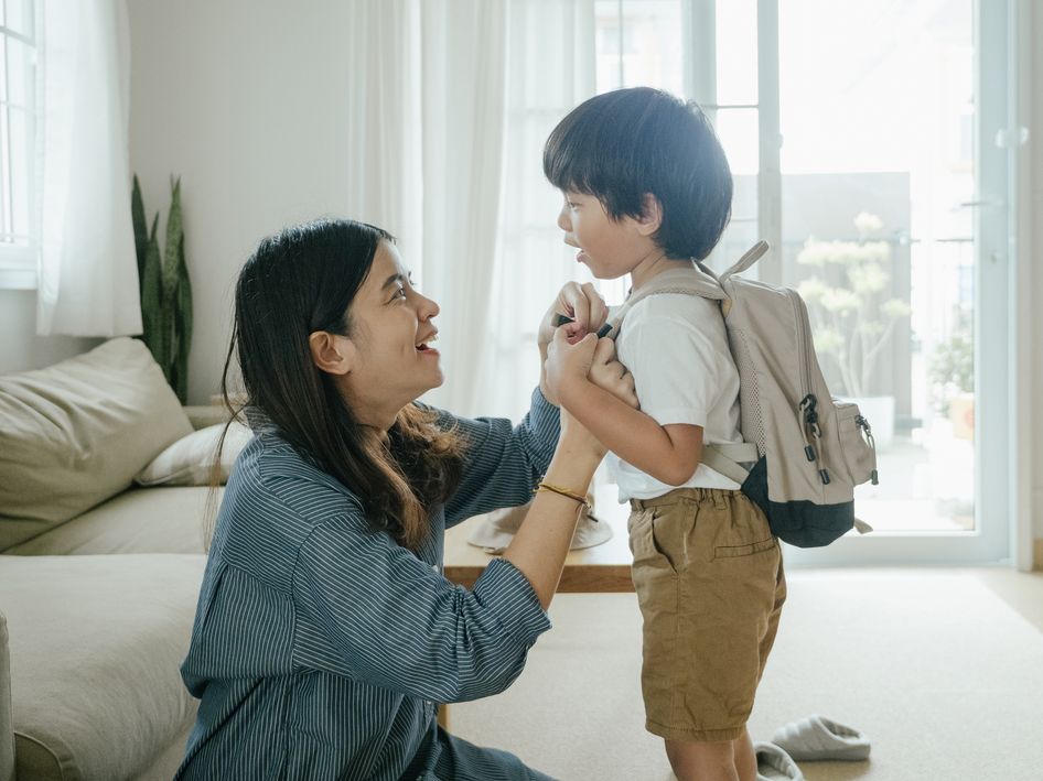 Memperingati Hari Kesadaran Autisme Sedunia 2022, merawat anak dengan autisme cukup kompleks. Simak tips dari psikolog dan orang tua berikut ini.