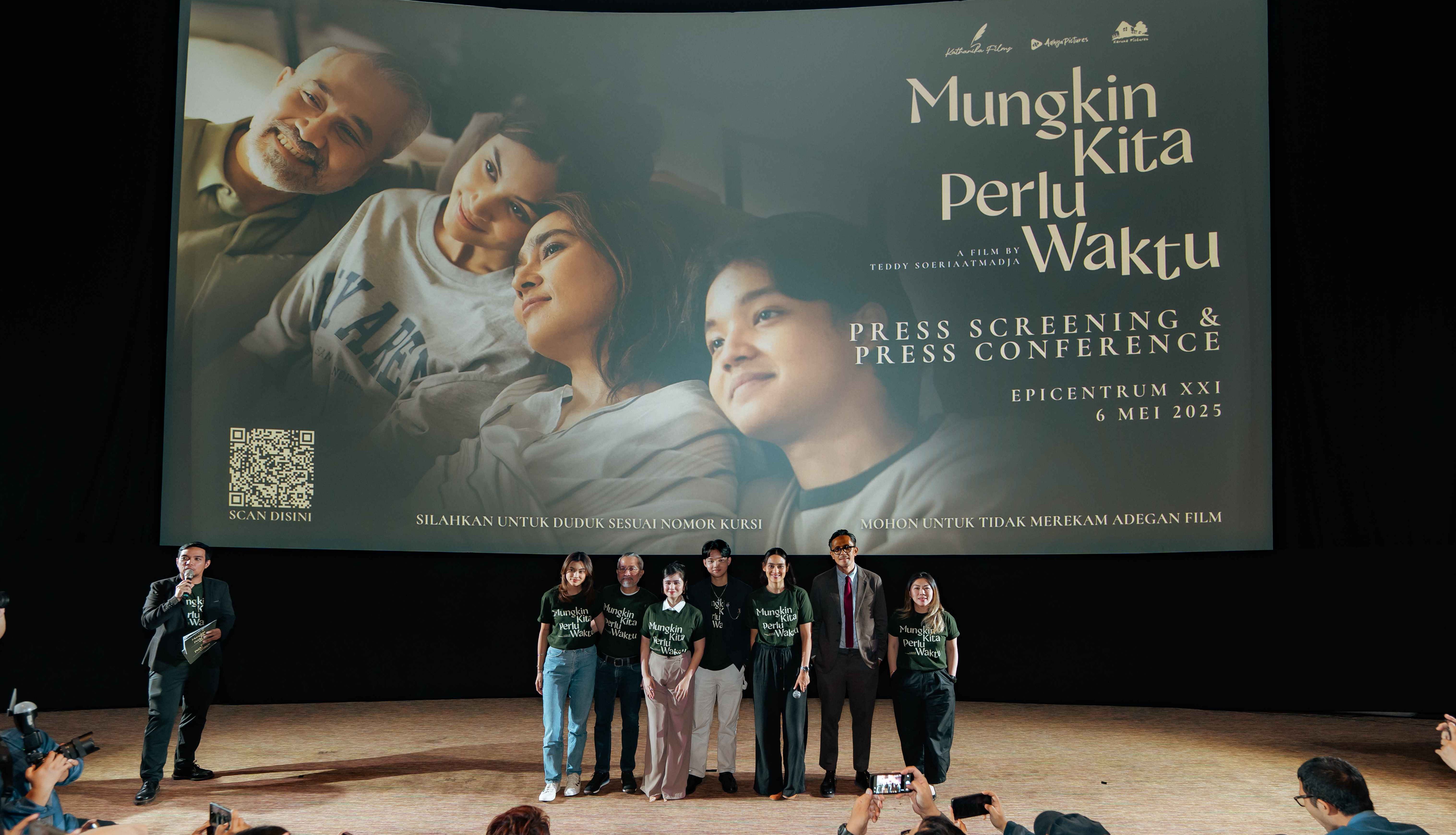 Film Mungkin Kita Perlu Waktu menggambarkan trauma keluarga dan peran emosional perempuan yang kerap dipendam dalam diam.