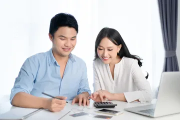 ilustrasi topik yang harus dibahas dengan pasangan saat financial check up sebelum menikah