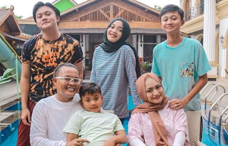 Anak Sule, Rizky Febian dan Putri Delina, ikut temani proses persalinan Nathalie Holscher, ibu tiri mereka. Bagaimana cerita mereka?