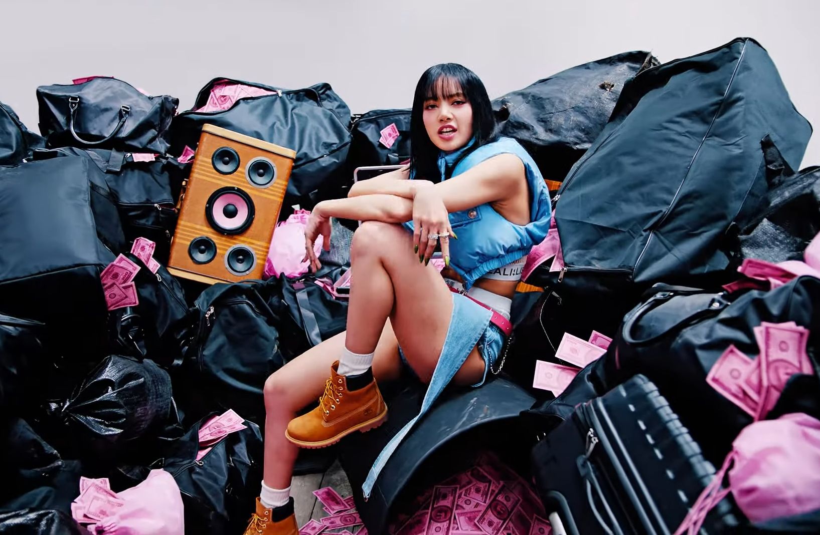 Tampil memesona di MV Shut Down, simak ulasan dari beragam outfit yang dikenakan Lisa BLACKPINK dalam video klip tersebut. 