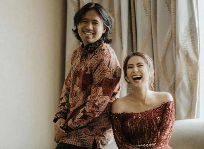 Pasangan artis Joshua Suherman dan Clairine Christabel resmi bertunangan pada hari Rabu (3/11/2021), bertepatan dengan ulang tahun Joshua.