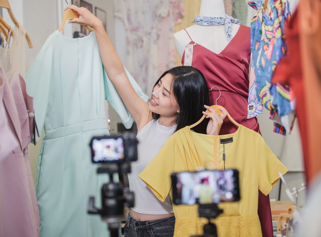 Tips melakukan live shopping di platform e-commerce mulai dari sebelum hingga sesudah siaran langsung. Apa saja?