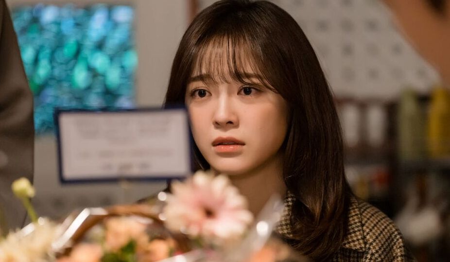 Sinopsis A Business Proposal Episode 5, Shin Ha Ri sibuk menjadi dua identitas dalam satu acara ulang tahun yang sama.