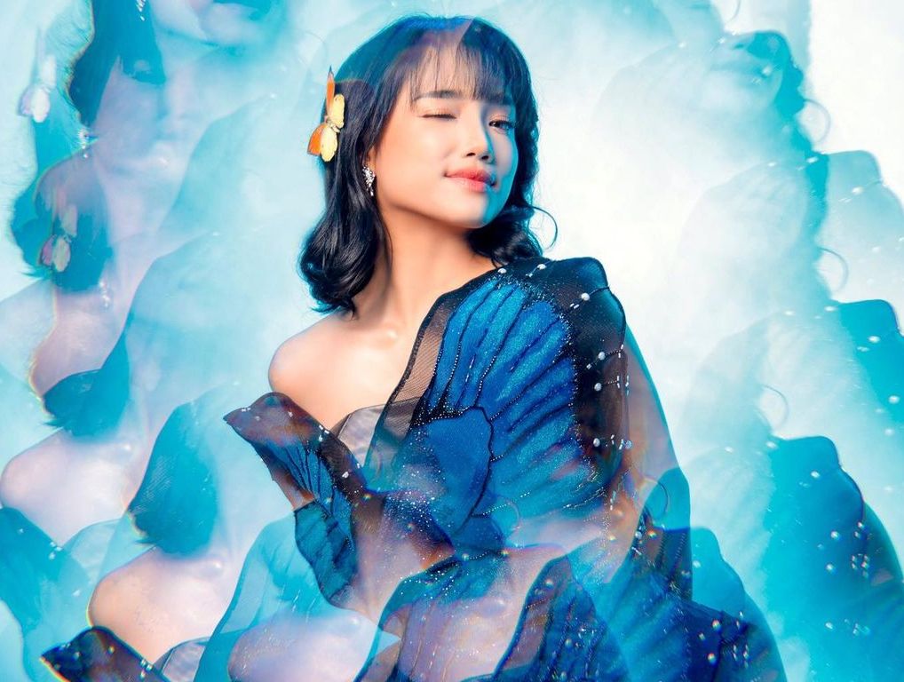 Berikut ini 5 gaya fashion Fuji mulai dari mirip Tinkerbell sampai bos mafia, pastinya bikin pangling 