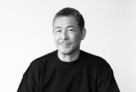Desainer asal Jepang, Issey Miyake tutup usia di umur 84 tahun. Simak sederet publik figur yang mengenakan busana rancangannya!