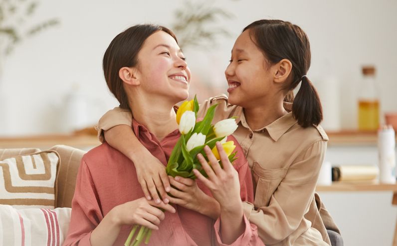Hari Perempuan Internasional 2022 mengingatkan kembali akan pentingnya menjaga kesehatan mental ibu. Pasalnya, peran ibu bisa berlipat ganda di rumah.