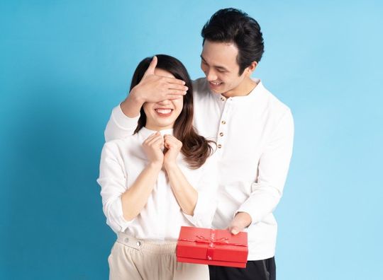 Lebih suka punya ruang sendiri dibanding bersosialiasi, apa yang dilakukan introvert saat jatuh cinta? Ini penjelasannya!