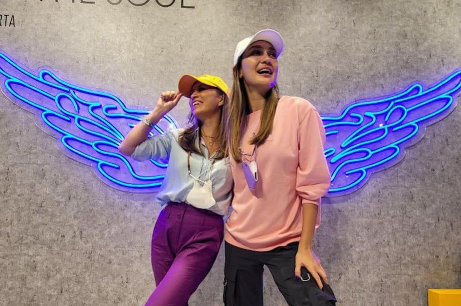 TS Media, milik Luna Maya dan Marianne Rumantir menjadi perusahaan produksi media dan agensi hiburan digital.