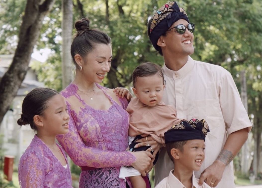 Berkaca dari pasangan Irfan Bachdim dan Jennifer Bachdim yang bertukar peran, ini tips mengasuh anak bagi ayah ketika ibu sibuk bekerja.