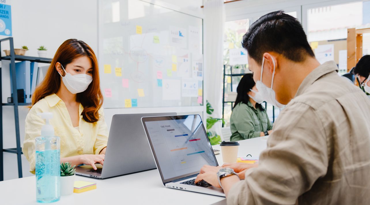 Setelah lama WFH, beberapa perusahaan memutuskan untuk kembali bekerja dari kantor. Berikut tips agar kembali percaya diri saat WFO.