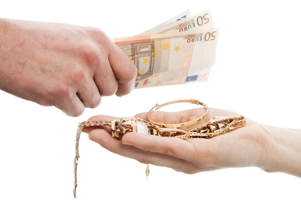 Tips menjual perhiasan emas yang harganya cenderung mengalami pemotongan agar tidak rugi banyak. Seperti apa?