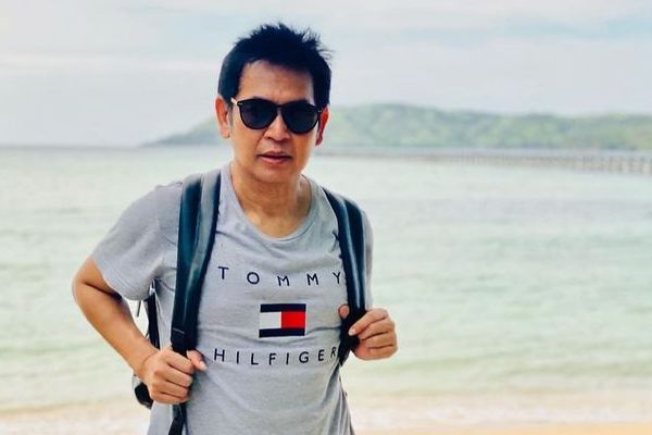 Penulis cerita Lupus, Hilman Hariwijaya, meninggal dunia. Nessa Sadin selaku mantan istri meminta doa dan pintu maaf.