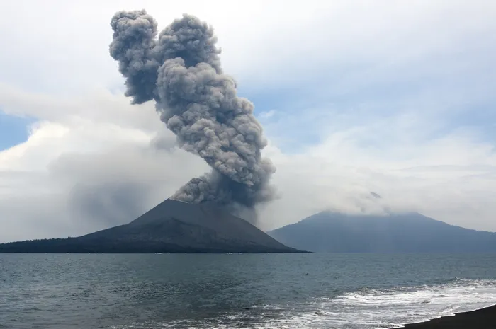 Gunung Krakatau menunjukkan peningkatan aktivitas vulkanik