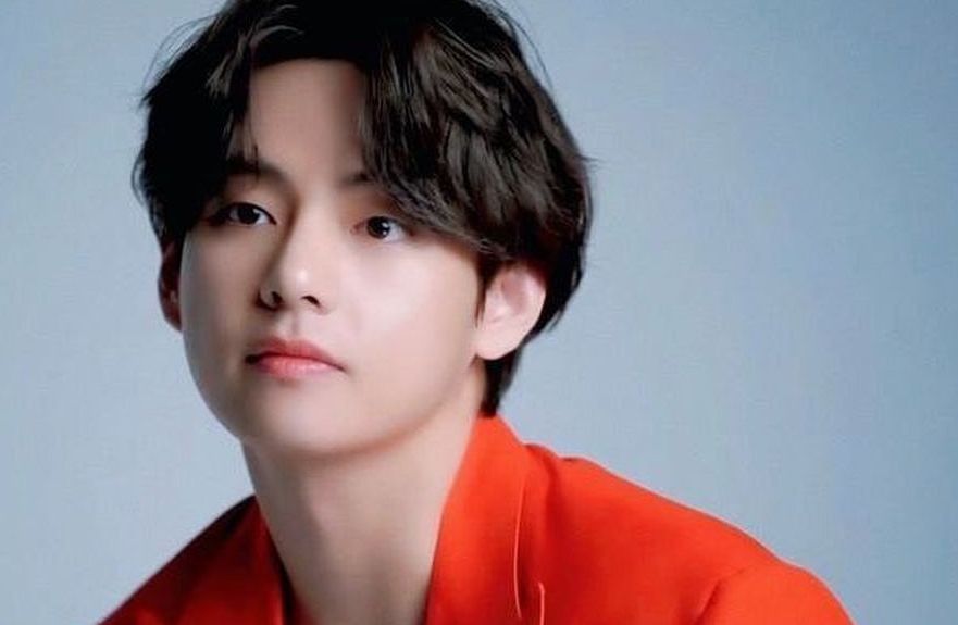 Bikin ARMY heboh di media sosial, V BTS dipilih menjadi cover majalah Vogue Korea Oktober mendatang.