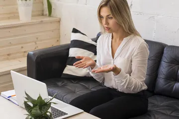 Meeting online tetap harus dibarengi dengan gaya rambut yang menawan.
