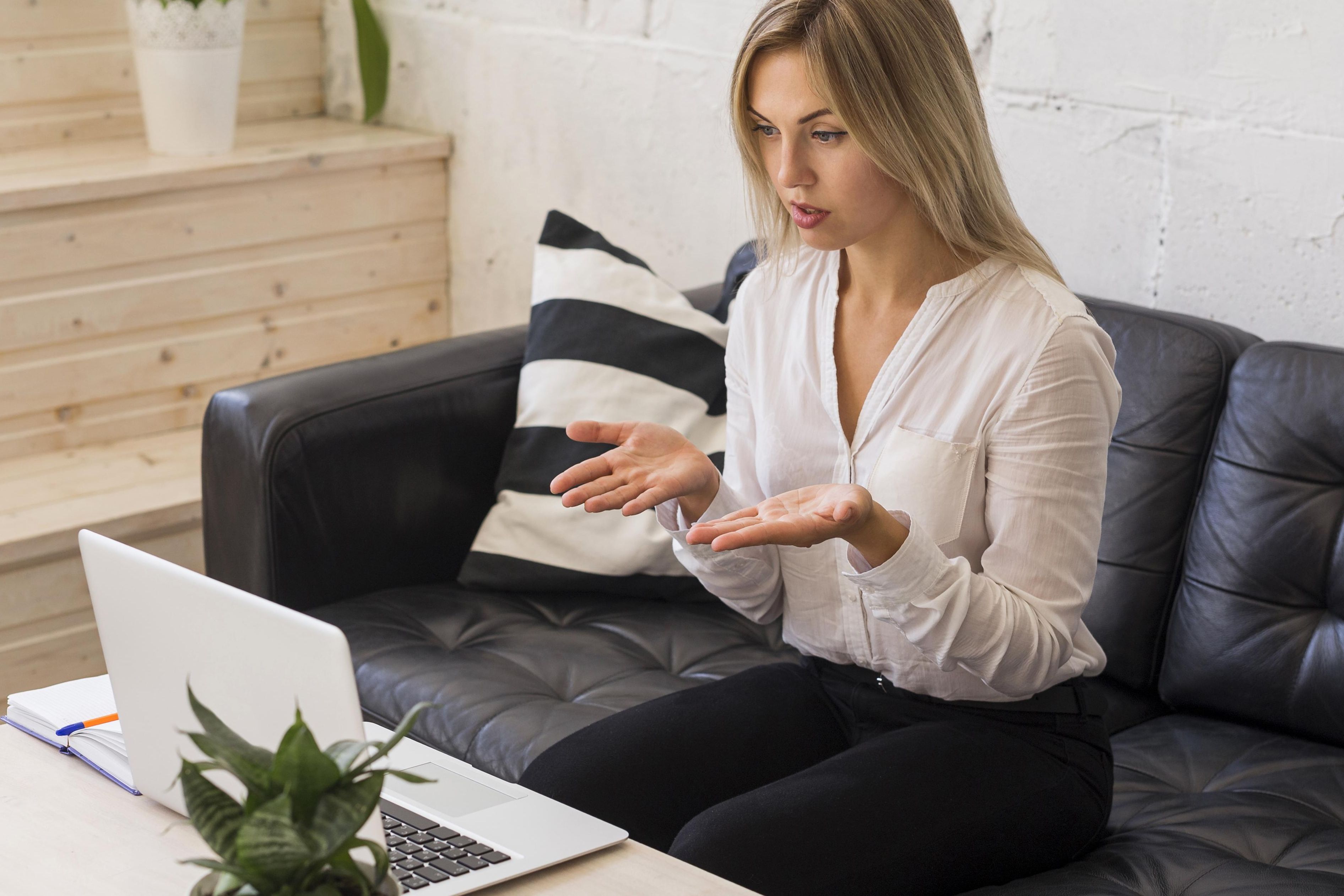 Inilah beberapa gaya rambut simpel nan manis yang bisa digunakan untuk online meeting. Mulai dari simpel sampai wavy.