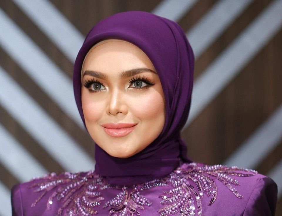 Penyanyi Siti Nurhaliza tak hanya terkenal di negara asalnya, Malaysia. Banyak penggemarnya yang berasal dari berbagai negara, termasuk Indonesia.