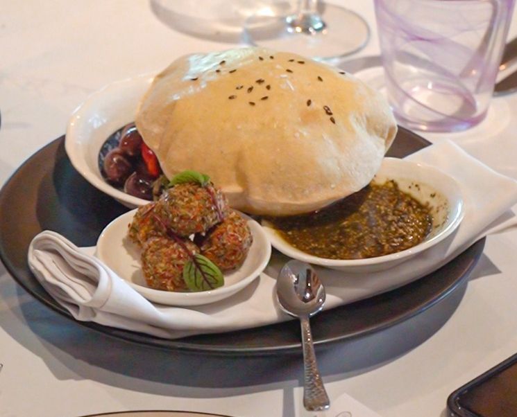 Bagi Kawan Puan yang ingin menjajal hidangan khas Timur Tengah bisa mampir ke Al Nafoura karena sedang ada take over dari chef Greg Malouf.