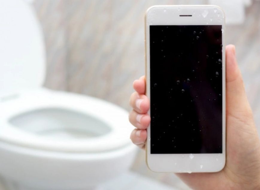 Terbiasa membawa handphone ke dalam kamar mandi?
Mulai sekarang hentikan kebiasaan ini, bisa berbahaya!